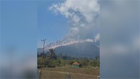 印尼勒沃托比火山噴發　火山灰雲衝高達18公里