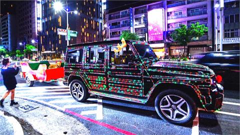 耶誕限定! 多車掛閃亮燈飾遊行 載萌犬扮麋鹿遊街