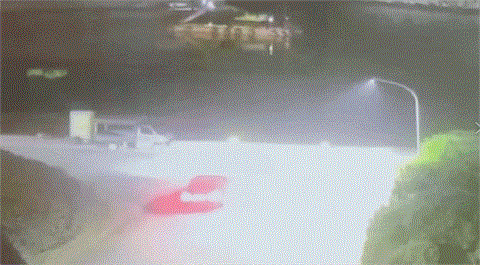 有片/60歲婦人夜衝金山!不熟路況竟「直墜漁港溺斃」落海畫面曝光