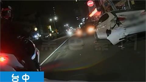 轎車過彎失控打滑撞上路邊轎車和摩托車 場面驚險