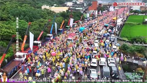 「粉紅超跑」返抵苗栗！　信眾雨天迎媽祖熱情不減