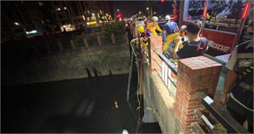 情侶酒後爭執女友失足墜河 男友急下水救人「雙雙受困」