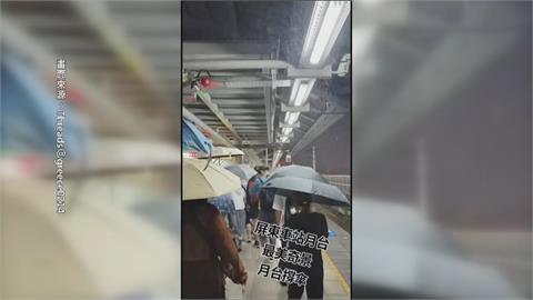 克難！屏東等火車「月台撐傘」　台鐵：已規劃改善估明年３月發包