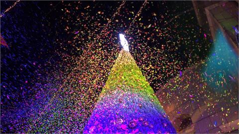 敦南百貨巨型耶誕樹點燈 敦化南路瀰漫節慶氛圍