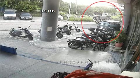 有詭？逆向撞車「９０度側翻」　駕駛急拿包包棄車逃逸