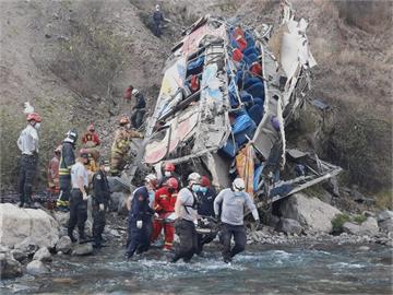 秘魯巴士墜崖32死　警察：粗心大意、高速行駛所致