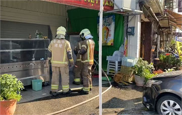 快新聞／疑似夫妻吵架 台南新營小客車衝進小吃店釀3人受傷