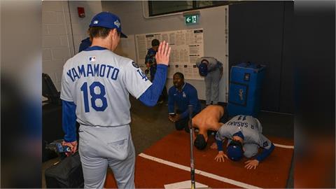 MLB/佐佐木朗希「土下座」跪拜完投勝「由伸大神」!道奇攝影師還原現場狀況