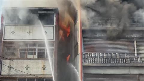 屏東農藥行火警「緊鄰加油站」　現場「爆炸聲頻傳」釀交通混亂
