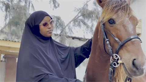 索馬利亞破天荒首見　首位女性騎馬上街盼成女性表率