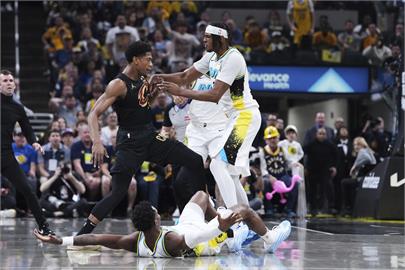 NBA季後賽(影)／領先還搞小動作！溜馬小將偷拐老鷹前鋒遭猛力推飛、還被趕出場