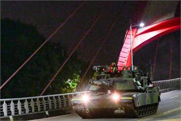 M1A2T遭前陸軍司令轟「最荒謬軍購」　陸軍秀過橋畫面回應