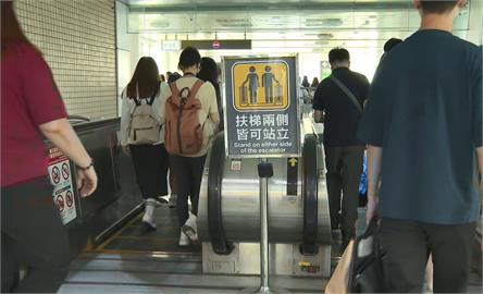 電扶梯「左右皆可站」爭議頻傳　北捷：加強宣導「站穩、扶好」