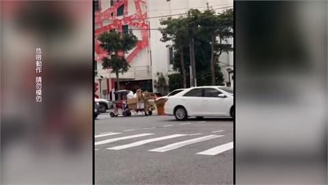 婦電動車綁回收物如貪吃蛇　越拖越長！屢勸不聽警登門告誡
