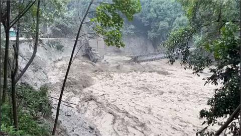 印度暴雨湖泊潰堤竟還洩洪　大規模洪水釀嚴重死傷、交通中斷