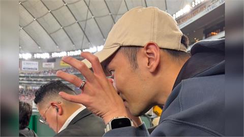 李洋經典賽觀眾席「謎手勢」施法？助台勝南韓網虧「魔法部長」！