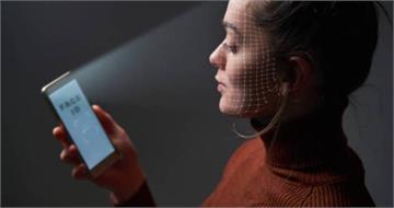 男友「不給設Face ID」！她拿前任相比想分手　網友反應一面倒