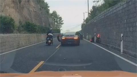 浙江保時捷公子哥逆向超車撞傷人　騎士掉落山溝第一步竟先「換車牌」