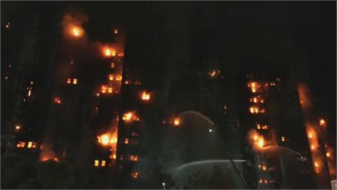 最新／香港世紀大火！整排高樓陷火海　消防員殉職已12死16傷