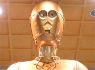 超巨型假人NANA醬《最近換成了C-3PO的星戰版本》名鐵百貨奇觀下一次會換成恰恰賓克斯嗎？
