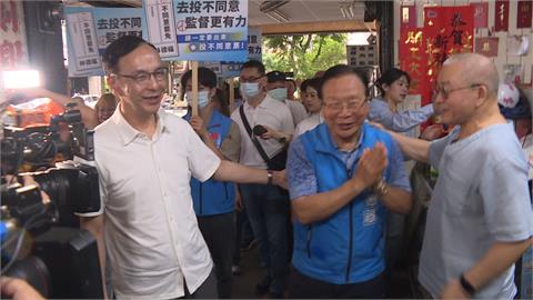 朱立倫現身永安市場 同框林德福掃街宣傳反罷免