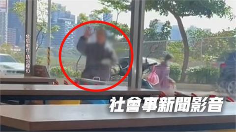 "斧頭幫"出沒淡水? 男子超商外揮斧砍空氣遭強制送醫