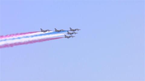 全民國防！勇鷹高級教練機換裝預演　幼兒園小朋友前來欣賞