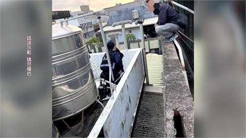 還想逃？通緝男違規遭攔查　心虛衝民宅跟警察「躲貓貓」