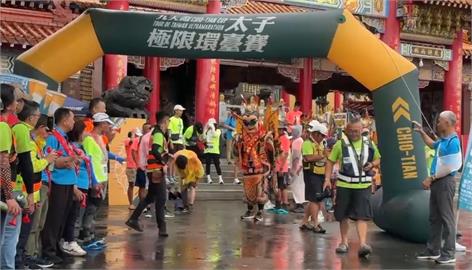 風雨生信心！三太子環台賽逢薇帕外圍環流　選手無畏風雨挑戰前行