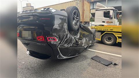 快新聞/國1三重交流道車禍!車輛翻覆釀2傷 現場嚴重塞車