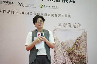 快新聞／影片曝！楊双子獲頒中市榮譽獎章　致詞台語高呼「我主張台灣獨立」