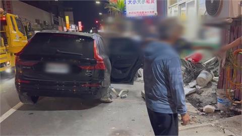 嚇瘋！彰化駕駛起步突暴衝　直衝行人再連撞３車衝民宅
