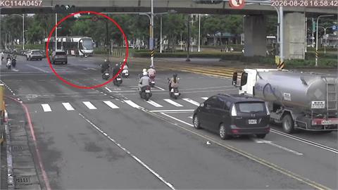 輕軌旁腳踏車騎士倒地抽蓄！　民眾、輕軌人員緊急協助救人
