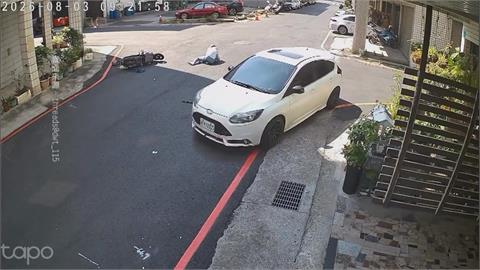 騎士遭轎車撞飛倒地骨折　駕駛竟「倒退嚕」逃逸