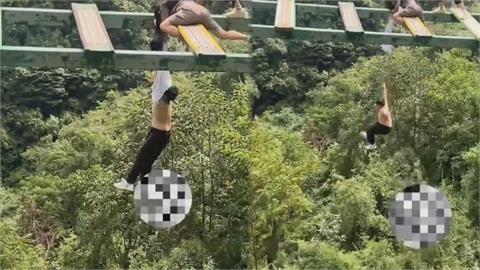 湖北10歲男童走高空網紅橋踩空　「安全吊帶脫落」墜谷驚險畫面曝光　
