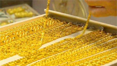 金價飆新高1萬300元！銀樓爆「黃金拋售潮」業者驚：一賣就是幾十萬