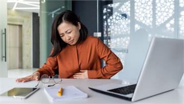 上班族10大健康困擾「腸胃問題」穩居王座！ 醫籲：4種壞習慣別再做