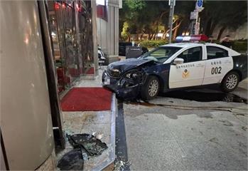 大安分局警車煞車失靈　衝撞轄區知名酒店大門2民眾雙腿受傷