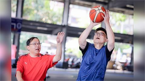 快新聞／賴瑞隆、王義川同場競技！推動高雄運動之都 「他」成最喘王