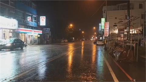 快新聞／魔羯颱風外圍環流發威　墾丁大街垃圾桶被吹滿街跑