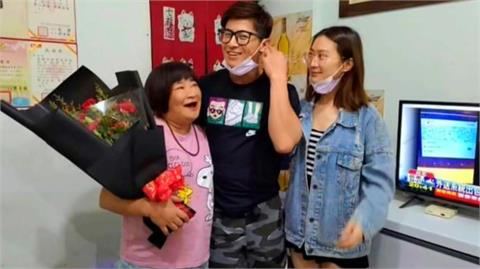 陳傑憲母是街友靠山！　以兒子「溫暖微笑」命名慈善會
