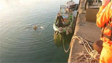 廂型車突然衝進漁港 救起50歲男子搶救中