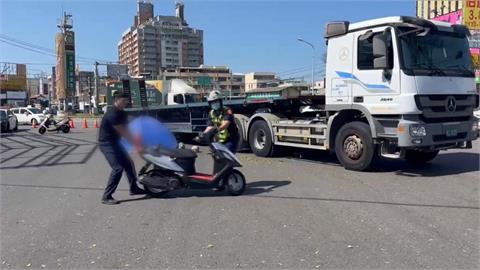疑視線死角！彰化拖板車撞雙載機車　夫妻遭輾雙亡