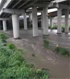 暴雨炸台中!烏溪暴漲 釣客受困沙洲警消垂降救援