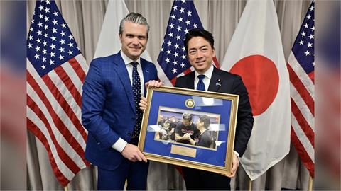 日美防長尬體能！赫格塞斯贈「健身外交」合照　小泉進次郎：由衷感謝這份友誼