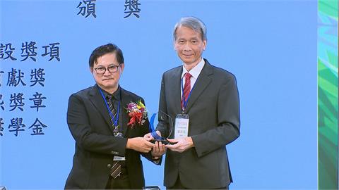 獲頒核能學會特殊貢獻獎　童子賢重申核綠共存
