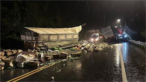 快新聞／一團亂！新北貢寮深夜「2貨車連環撞」雙向交通一度中斷