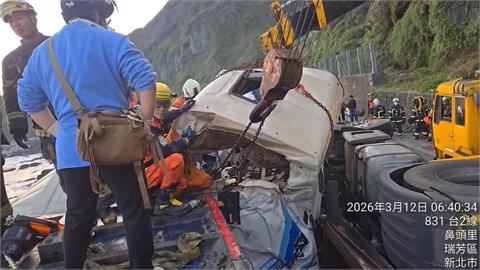 瑞芳台2線嚴重車禍！「3曳引車連環撞」釀1死2傷