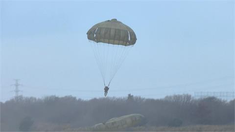 2025日美首場空降演練　防衛大臣親上陣體驗跳傘