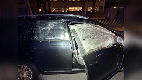 快新聞／桃園爆債務糾紛！男子一言不合砸破車窗　被害人落荒而逃自撞分隔島